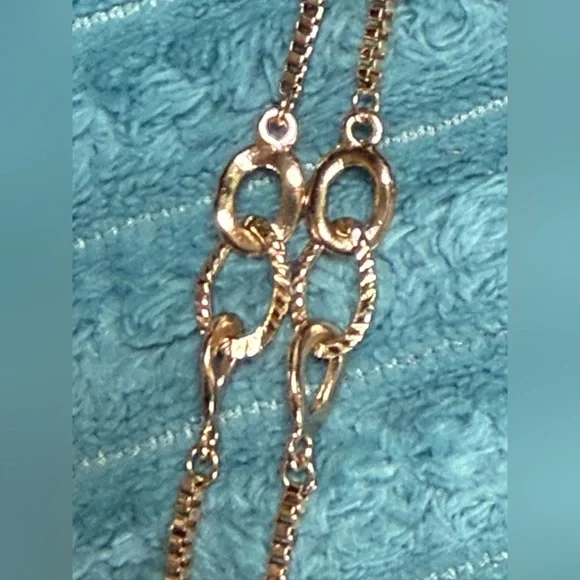 Elegant Gold Y-Style Necklace and Earrings Set - Picture 4 of 5